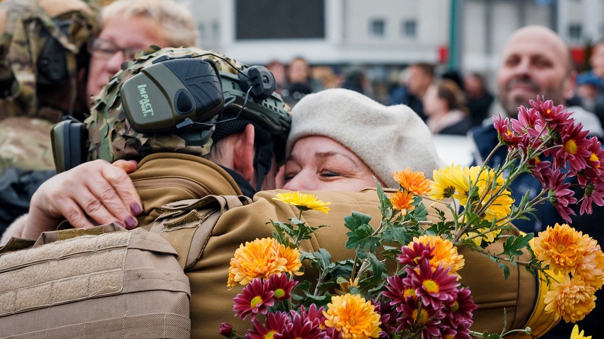 Před čtvrt rokem vítali se slzami ukrajinské vojáky. Jak tvrdý je teď život v Chersonu